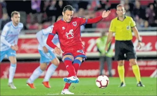  ??  ?? DECISIVO. Viguera entró en la segunda parte y marcó de penalti el gol que decidió el encuentro.