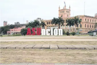  ??  ?? Sin pasto y descuidado el sitio de la Costanera en donde están las letras corpóreas de Asunción.