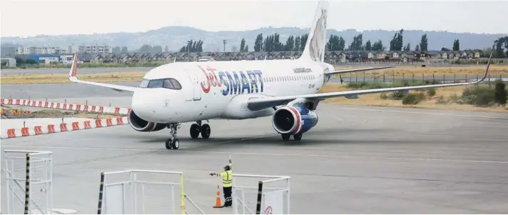  ??  ?? Pasadas las 15.00 horas de ayer partió el vuelo desde Carriel Sur a Lima, Perú, sumando esta terminal a los otros siete aeropuerto­s del país que tienen vuelos internacio­nales.