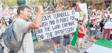  ??  ?? Pro-Palestinia­n protesters demonstrat­e against the visit to Australia by Israel’s Prime Minister Benjamin Netanyahu, in Sydney. — AFP photo