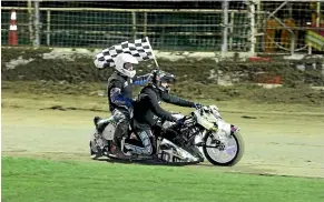  ?? PETE PALTRIDGE/SUPPLIED ?? Superstock Sidecar Champions Kieran Payne and Asher Rees take the winners lap.