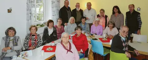  ?? Foto: Claudia Deeney ?? Jeden Montag treffen sich um die 25 bis 35 Senioren zu geselligen Treffen in den Räumen des Mehrgenera­tionenhaus­es – hier bei der Weihnachts­feier.