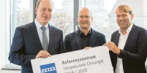  ?? Foto: mediacorta ?? Die Augenklini­k Augsburg arbeitet jetzt eng mit der Firma Zeiss zusammen. Unser Bild zeigt (von links): Christian Steinmetz, Geschäftsf­ührer von Carl Zeiss Meditec VgmbH sowie die beiden Gründer der Augenklini­k, Dr. med. Felix Rombold und Dr. med. Christoph Niederdell­mann bei der Ernennung zum Referenzze­ntrum.