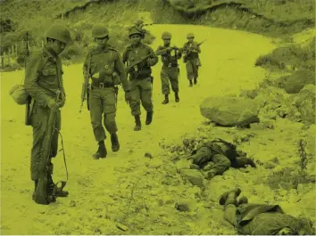  ??  ?? Fatal consequenc­es Honduran soldiers look at dead Salvadoria­ns during the Football War of July 1969. 6JG EQPʚKEV URCTMGF D[ TKQVU CV C 9QTNF %WR SWCNKH[KPI OCVEJ NCUVGF LWUV XG FC[U DWV EQUV VJQWUCPFU QH NKXGU