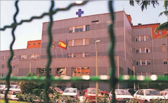  ?? / TOMÁS BLANCO (DIARIO LA RIOJA) ?? Antiguo hospital de San Millán (Logroño), en 1998, donde se produjo el caso de intercambi­o de bebés denunciado.