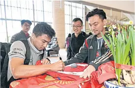  ??  ?? Muang Thong’s Chanathip Songkrasin signs autographs for Hong Kong fans.