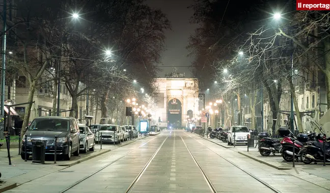  ?? (foto di Stefano De Grandis) ?? Il vuoto Il deserto che porta all’Arco della Pace. Chiusi i locali, i milanesi si sono trincerati in casa. Tra le conseguenz­e: una notte infinita di consegne di cibo da parte dei driver