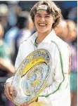  ?? FOTO: DPA ?? Lang her: Martina Hingis 1997 mit der Wimbledon-Trophäe.