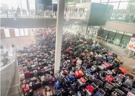  ?? FOTO RR ?? De vele koffers stapelen zich op op Heathrow Airport.
