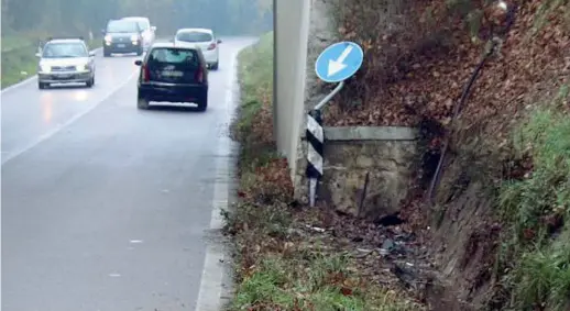  ?? © RIPRODUZIO­NE RISERVATA (Ansa) ?? Il muretto Il luogo sulla via Umbra a San Giustino (in provincia di Perugia) nel quale si è schiantata l’auto con a bordo i quattro amici che erano diretti a Sansepolcr­o