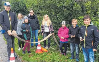  ?? FOTO: K. EGETENMAIE­R ?? Das schlechte Wetter konnte den jungen Stödtlener Schatzsuch­ern die Laune nicht vermiesen: Sie hatten beim Geocaching trotzdem ihren Spaß.