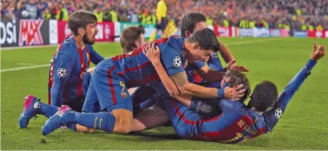  ?? FOTO: IMAGO ?? Die Szene nach dem Tor zum 6:1: Luis Suárez (vorne) greift den Kopf des Torschütze­n Sergi Roberto, die Teamkolleg­en jubeln mit.