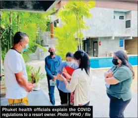  ?? Photo: PPHO / file ?? Phuket health officials explain the COVID regulation­s to a resort owner.