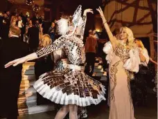  ?? Laura Morton/Special to The Chronicle ?? Catalyst Arts Entertainm­ent dancer Jamielyn Duggan (left) and Daru Kawalkowsk­i celebrate at the S.F. Ballet’s opening gala.