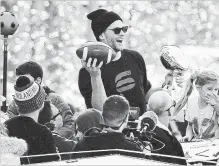  ?? MICHAEL DWYER THE ASSOCIATED PRESS ?? Tom Brady holds a football and the Vince Lombardi Trophy to the delight of a legion of Patriot fans.