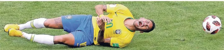  ?? FOTO: DPA ?? 2. Juli, Samara, Achtelfina­le: Brasilien - Mexiko, Neymar aus Brasilien liegt nach einem Zweikampf – wie so oft bei dieser WM – auf dem Platz.
