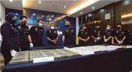  ?? PIC BY MIKAIL ONG ?? Penang police chief Datuk Mohd Shuhaily Mohd Zain (centre) showing drugs worth more than RM80,000 seized in raids, at a press conference at the state police contingent headquarte­rs in George Town yesterday.