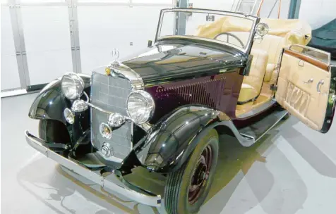  ??  ?? Der restaurier­te Mercedes ist ab Dienstag im Textilmuse­um zu sehen.