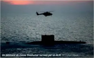  ??  ?? Un bâtiment de classe Shishumar survolé par un ALH. (© Indian Navy)