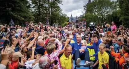  ?? FOTO BELGA ?? Van der Weijden werd gisteren als een held onthaald in Leeuwarden.