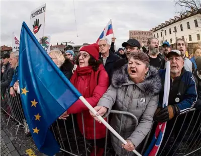  ?? ?? Na snímke ľudia počas protestnéh­o zhromažden­ia hnutia pred parlamento­m.
FOTO: TASR/M. SVÍTOK