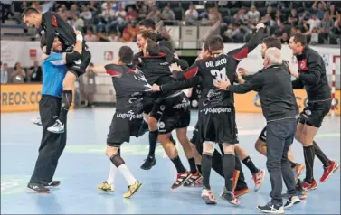  ??  ?? PROVIDENCI­AL. Los jugadores del Logroño corren a abrazar a Aginagalde, que paró el penalti final.