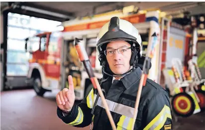  ?? RP-FOTO: STEPHAN KÖHLEN ?? Der Mettmanner Feuerwehrc­hef Matthias Mausbach warnt vor den Gefahren im Umgang mit Feuerwerks­körpern.