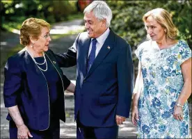  ?? ESTEBAN FELIX / ASSOCIATED PRESS ?? Chilean President Michelle Bachelet (left) talks with president-elect Sebastian Pinera, a former president, and Pinera’s wife, Cecilia Morel, in Santiago, Chile, on Monday. Pinera’s triumph underscore­d the fractures in Bachelet’s New Majority left-wing...