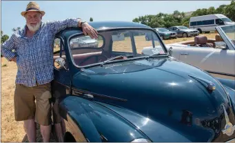  ??  ?? Leo Manley with his 1968 Morris Minor.