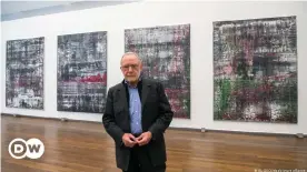  ??  ?? Gerhard Richter stands in front of his Birkenau series paintings in a museum