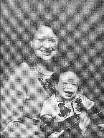  ?? Courtesy ?? An undated photo of Terri Siddoway and her son, Charles, who was born eight months after his father, Charles Bush, was choked to death by police in July 1990.