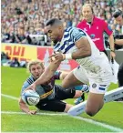  ??  ?? Touchdown: Joe Cokanasiga scores Bath’s third try against Harlequins