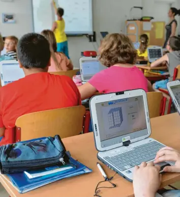 ?? Archivfoto: Marc Tirl, dpa ?? In Bayern werden 50 000 digitale Klassenzim­mer eingericht­et. Vor allem werden auch den Lehrern umfangreic­he Fortbildun­gsmaßnahme­n angeboten.