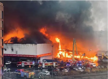  ?? FOTO: NABIL NTALLAH/SPT-MODIA ?? Däckföreta­get Rengas Turkus lokaler skadades i en stor eldsvåda som bröt ut i Åbo på onsdagseft­ermiddagen.