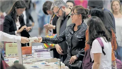  ??  ?? Qué leer. Pese a la crisis que atraviesa el sector, las librerías aprovechar­on para incrementa­r sus ventas.