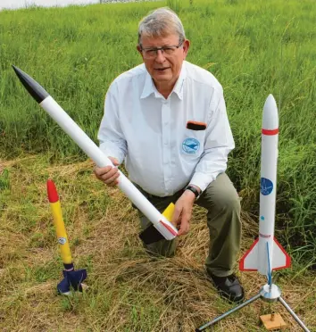  ??  ?? Raketenman­n Herbert Gründler präsentier­t einige der Modelle, die am Samstag bei Unterthürh­eim in die Luft gehen werden.