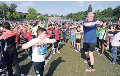  ?? RP-FOTO: ACHIM BLAZY ?? Tipps vom Profi: Willi Wülbeck zeigt den Schülern, wie man sich vor dem Wettkampf richtig aufwärmt.