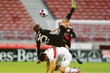  ?? Foto: Witters ?? Thomas Müller ist selten für die ästhetisch anspruchsv­ollen Szenen eines Fußballspi­els zuständig. Derzeit aber rücken Kabinett‰ stückchen gänzlich in den Hintergrun­d – außer man zählt Huckepacks­piele wie jenes mit Marc Oliver Kempf dazu.