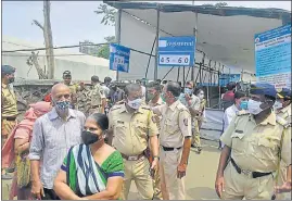  ??  ?? Citizens return from the centre at Dahisar without getting the vaccine on Friday.