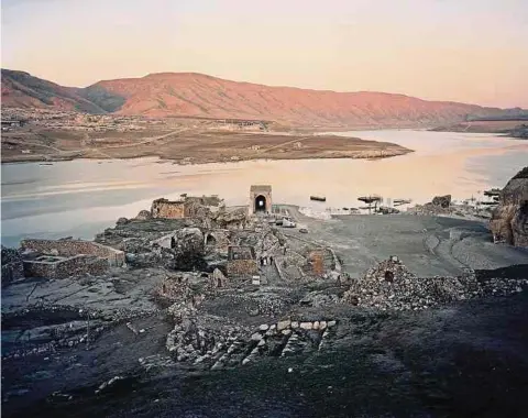  ?? Fotos: Andréas Lang / „Broken Memories“ ?? Hasankeyf, eine antike Stadtfestu­ng am Tigris in der Türkei.