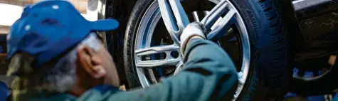  ?? Foto: Alexander Heinl, dpa ?? Drauf damit? Runderneue­rte Reifen sind in der Regel umweltscho­nend und preiswert. Sie haben aber auch Nachteile.