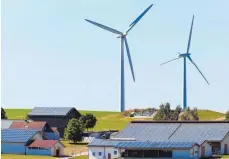  ?? FOTO: ROLAND RASEMANN ?? Windräder oberhalb eines Weilers in Bad Wurzach: Die EEG-Umlage soll erneuerbar­e Energieque­llen finanziere­n. Kritiker bemängeln, dass diese seit Jahren immer weiter steigt.