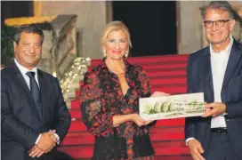  ??  ?? Dr Gavin Gulia and Mr Gari Capelli, Minister of Tourism for Croatia presenting Martina Corazziari with a token of the evening