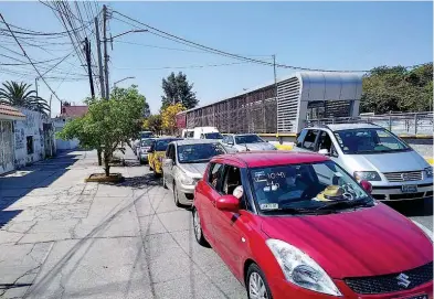  ?? ELIZABETH RÍOS ?? Miles de automovili­stas estuvieron haciendo fila por varias horas.