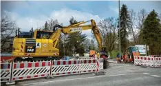  ?? ?? Die Kreuzung an der Ichenhause­r- und der Krankenhau­sstraße ist vollständi­g gesperrt.