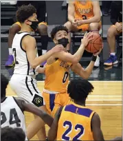  ?? DAVID DALTON — FOR THE MACOMB DAILY ?? De La Salle’s Nino Smith makes a move to the basket against Ann Arbor Huron.