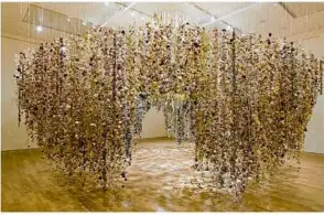  ?? ?? Sagenhaft: Aus 100 000 getrocknet­en Blumen hat Rebecca Louise Law in der Kunsthalle München die Installati­on „Calyx“geschaffen.