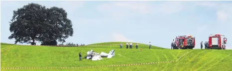  ?? FOTO: HEB ?? Vor einem Jahr schlug das viersitzig­e Flugzeug bei Nannenbach auf freiem Feld auf. Alle drei Insassen waren auf der Stelle tot.