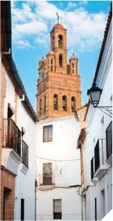  ??  ?? A la izquierda, la espigada torre de la iglesia mayor de Nuestra Señora de la Granada, en Llerena (Badajoz).A la derecha, el hito fundaciona­l de la Orden de los Dominicos: su confirmaci­ón por el Papa Honorio III en 1216.