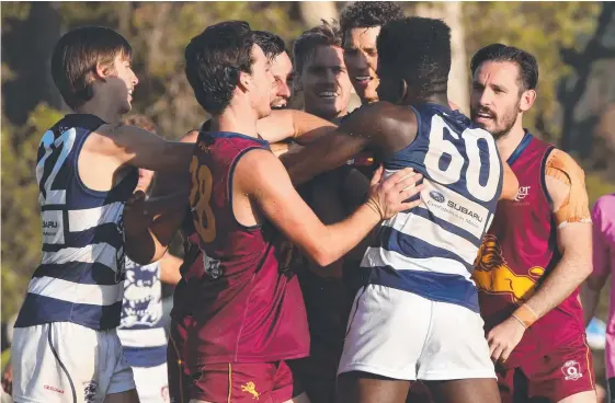  ?? Picture: MIKE BATTERHAM ?? Palm Beach-Currumbin and Broadbeach players mix it up in the QAFL qualifying final.